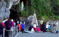 Pháp sơ tán người ra khỏi đền thờ do đe doạ đánh bom